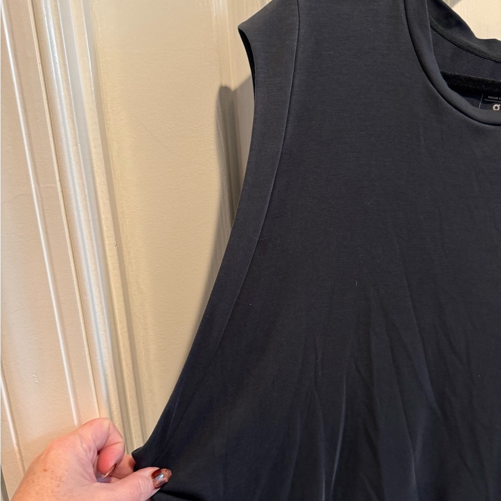 On Running Black Sleeveless Athletic Focus Crop Top Size XL - Picture 2 of 9